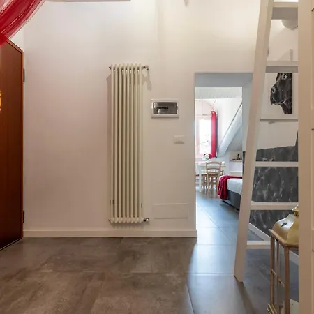 Centro-via Garibaldi Elegante Mansarda Con A/c アパート *