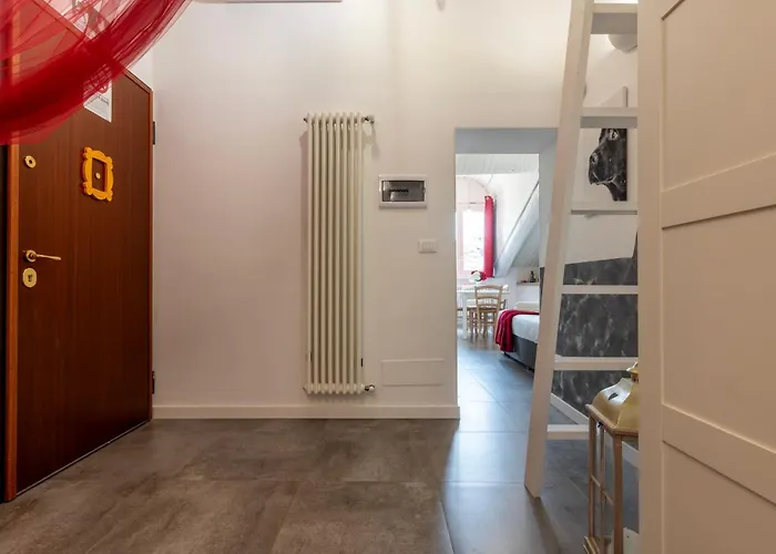 Centro-via Garibaldi Elegante Mansarda Con A/c Апартаменты *