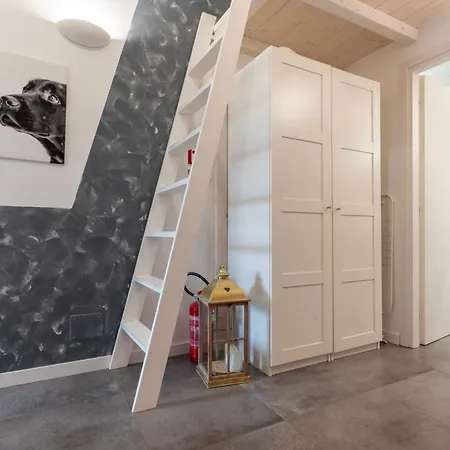 Centro-via Garibaldi Elegante Mansarda Con A/c Appartement